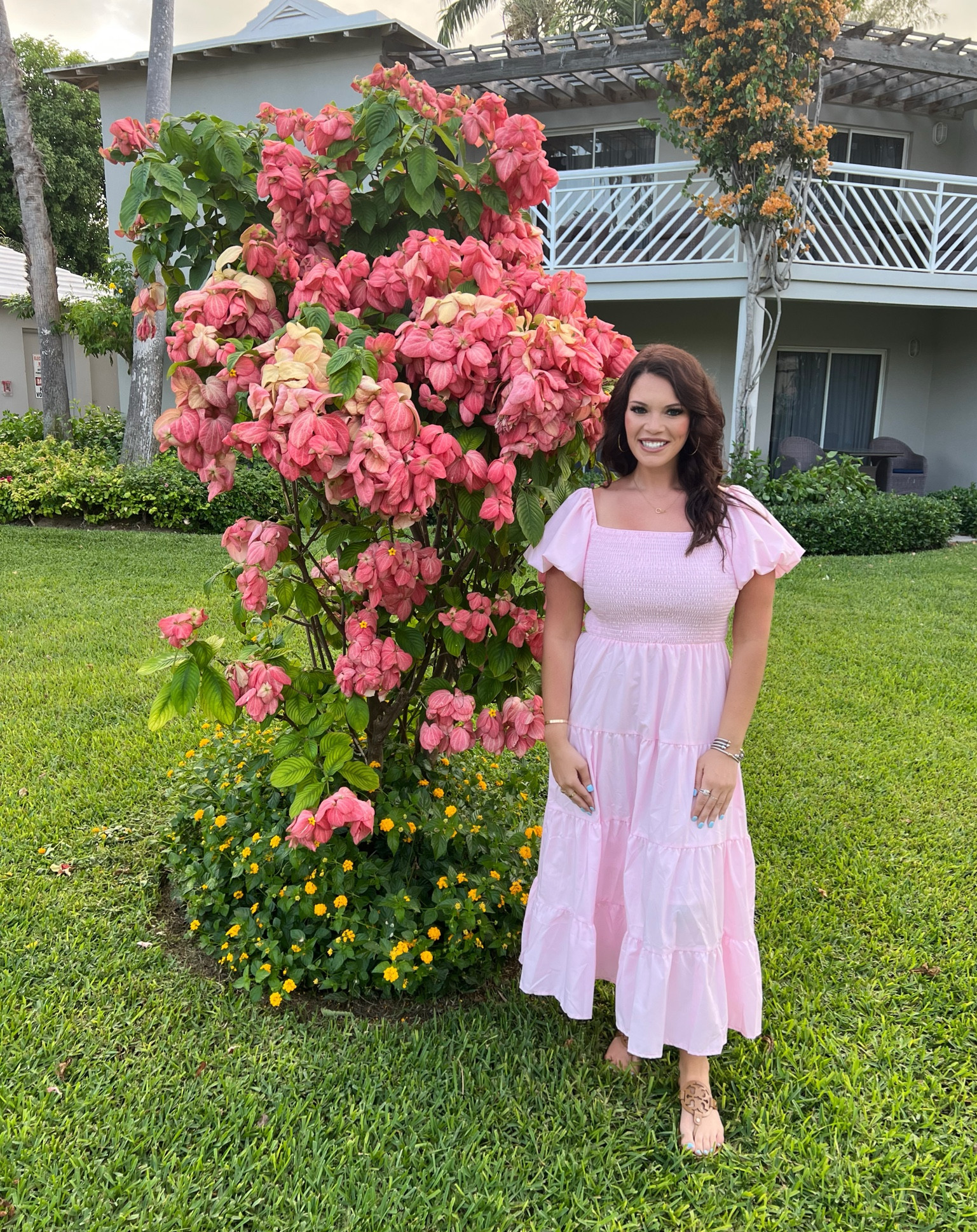Wednesday nights and pretty dresses, I CANNOT believe this Amazon dress find! Seriously how cute is this?! Linked in my bio, as always! I am wearing a
size medium! I found Tory Burch dupes on Amazon, which I also linked! 


#amazonfinds #amazonfashion #amazondress #amazonprime #amazoninfluencer #amazonfashionfinds #amazonmusthaves #summerstyle #everydayoutfit #styleonabudget #casualstyle #fashionblogger #affordablefashion #resortwear #beachfits #vacationoutfits #turks&caicos #turks 

#LTKunder50 #LTKstyletip #LTKtravel