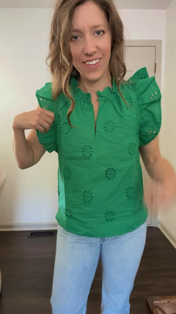 Walmart flutter sleeve top review 

Wearing XS 

#LTKstyletip #LTKfindsunder50 #LTKworkwear