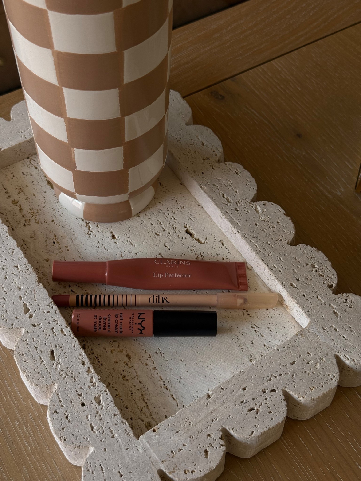 Current lip favorites // on my lips recently

NYX STOCKHOLM MATTE 
DIBS LIP LINER IN “XOXO”
Clarins lip perfector in seine 



#LTKBeauty #LTKParties #LTKStyleTip