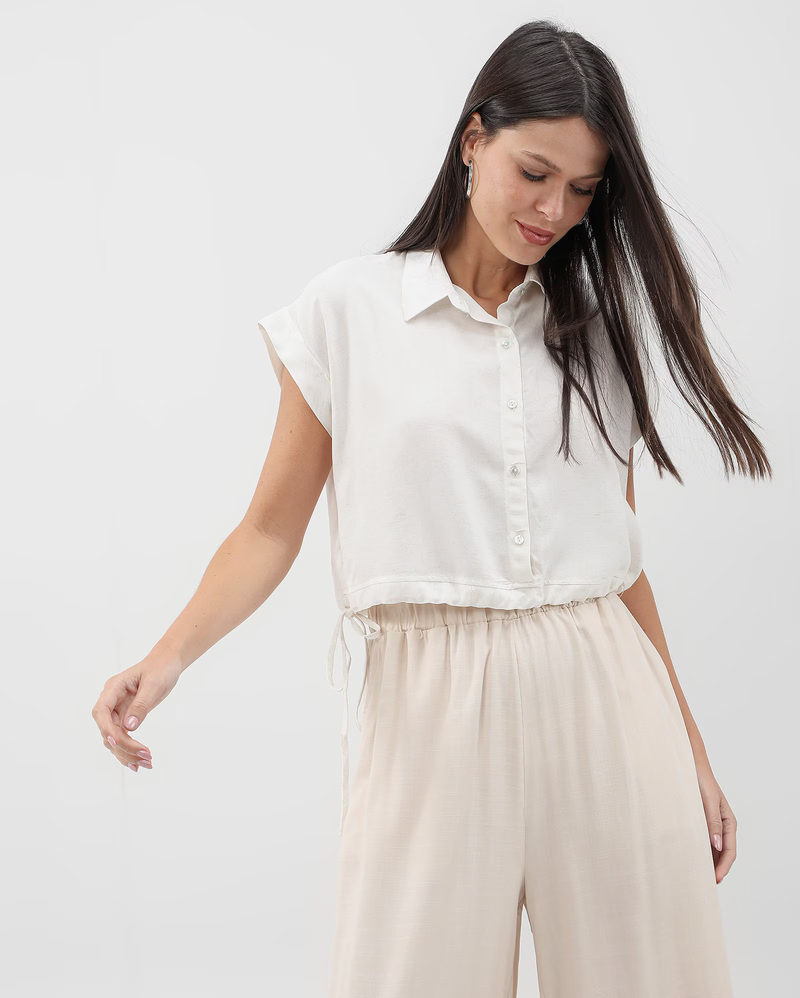 Camisa cropped viscolinho com ajuste off-white | AK by Riachuelo | Riachuelo (BR)