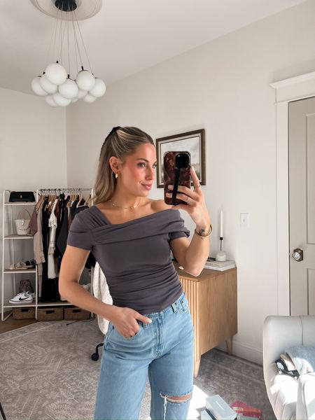 I need this top in every color imaginable!! 🤩  elevates simple jeans SO much and is so flattering!! 


Sizing Details ✨ 
5’4’’ • 120 lbs • 30D 

Top: Small
Bottom: 25 Curve Love Reg length in wash ‘light destroy'


#LTKfindsunder100 #LTKworkwear #LTKstyletip