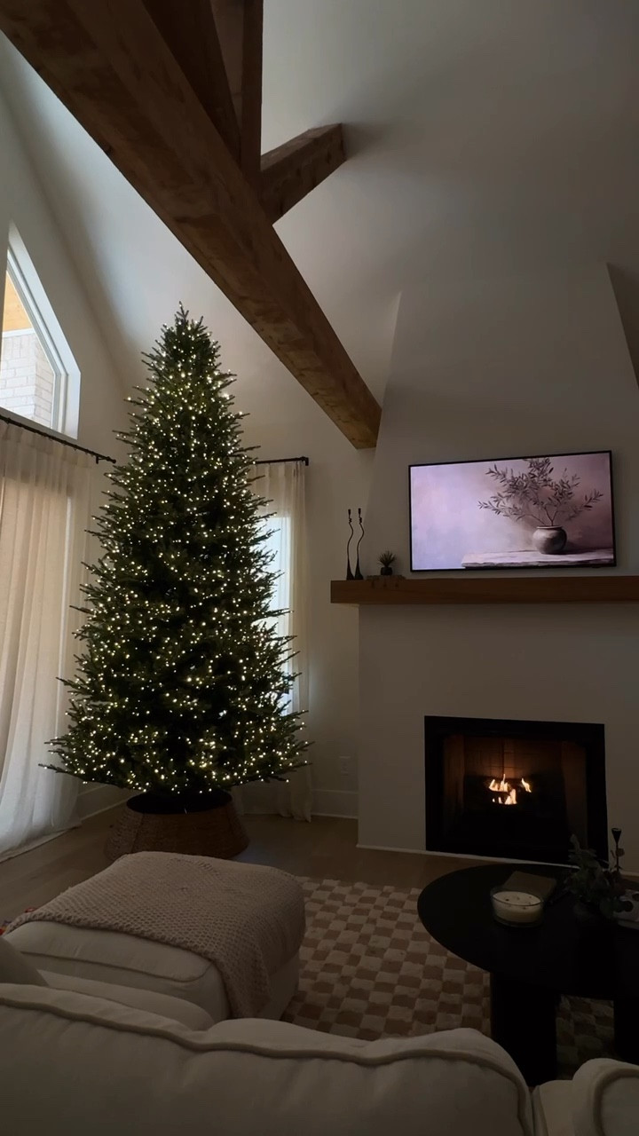 The TWINKLIEST Christmas tree of all! I got the 12 foot viral tree (full) and it’s everything I’ve ever dreamed of.  It’s the “grand duchess” also comes in 7.5, 9ft + 15 foot! 

#LTKVideo #LTKHoliday

#LTKHome
