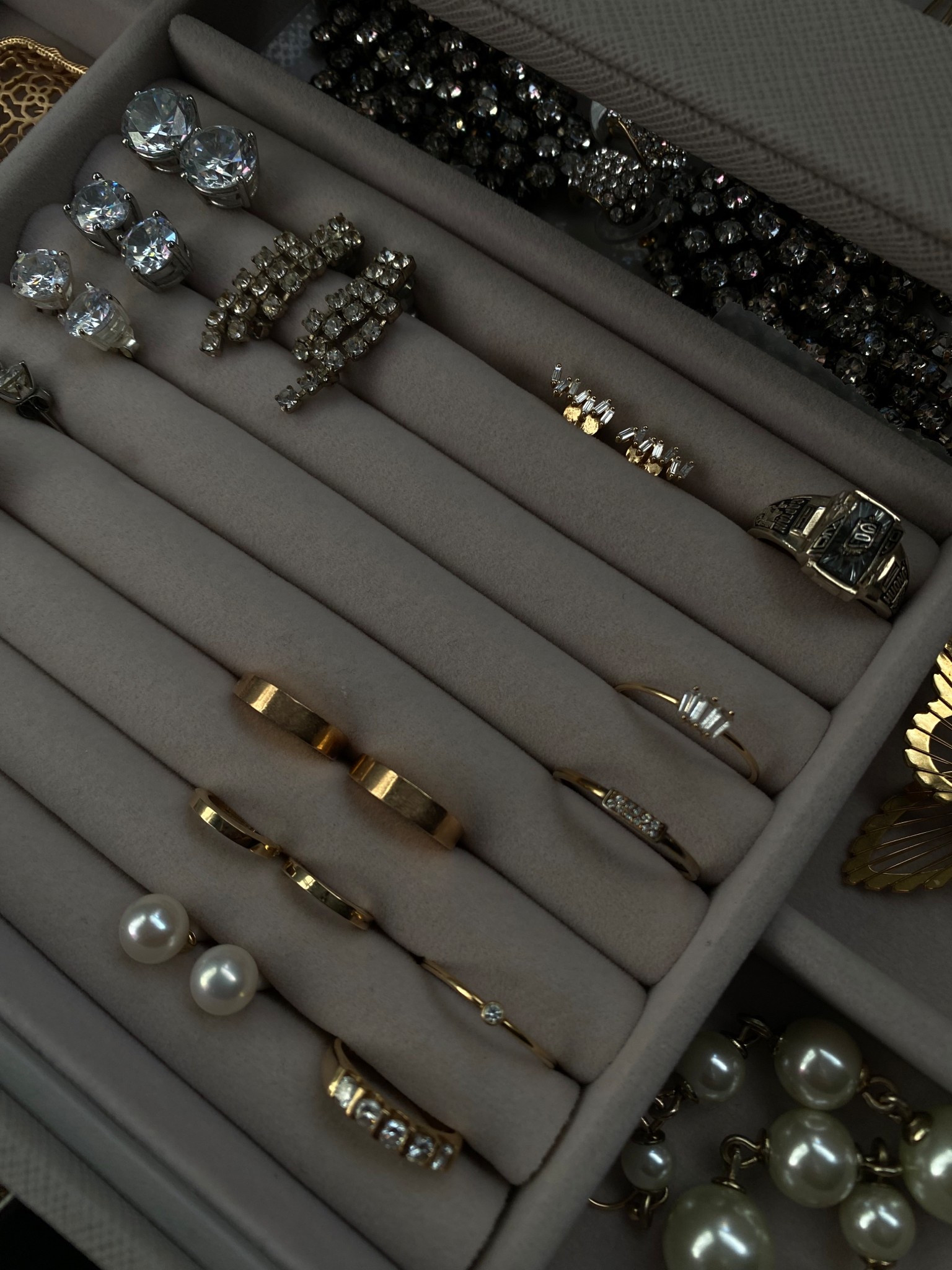 This glass top jewelry box in taupe is the cheapest I’ve seen yet at 30% off! 

Perfect gift for yourself or for the jewelry collector/lover in your life!

No code needed! 

#LTKGiftGuide #LTKFindsUnder50 #LTKCyberWeek