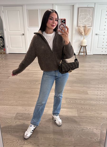 Casual oufit wearing my favorite Abercrombie jeans and this cozy cardigan! Linking everything below 
