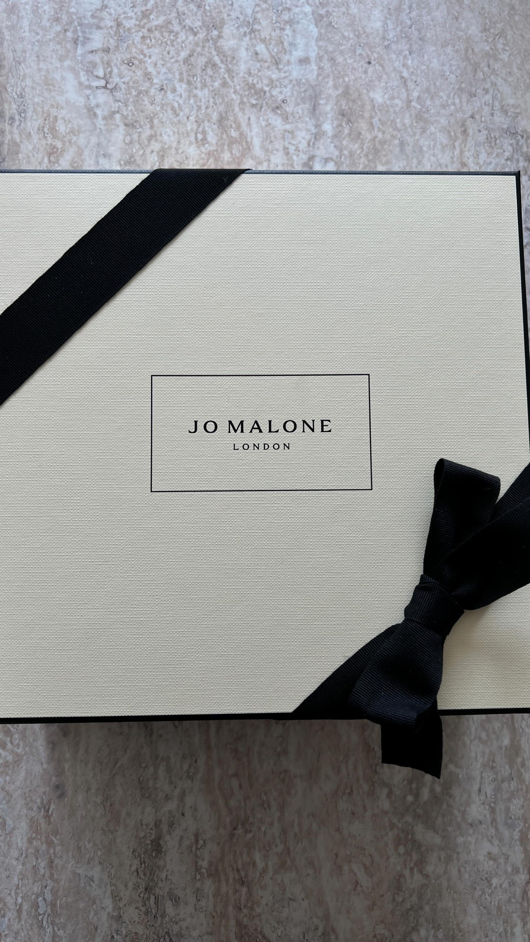 Finishing touches 
SOTD Beach Blossom @jomalonelondon a scent that transports me to a sunny south of France ✨ lime coconut and tonka, the perfect summer perfume 

Bronzer @valentino.beauty V lighter
Eyeliner @maybelline 
Brows @valentino.beauty Brow Trio in taupe
Lip pencil (the tea is hot) @lancomeofficial 
Lipgloss 16 Celestial  @tomfordbeauty 
Mascara Lash Clash shade 2 @yslbeauty 
Necklace Noa Noa 15 years ago 

#beauty #grwm #perfume