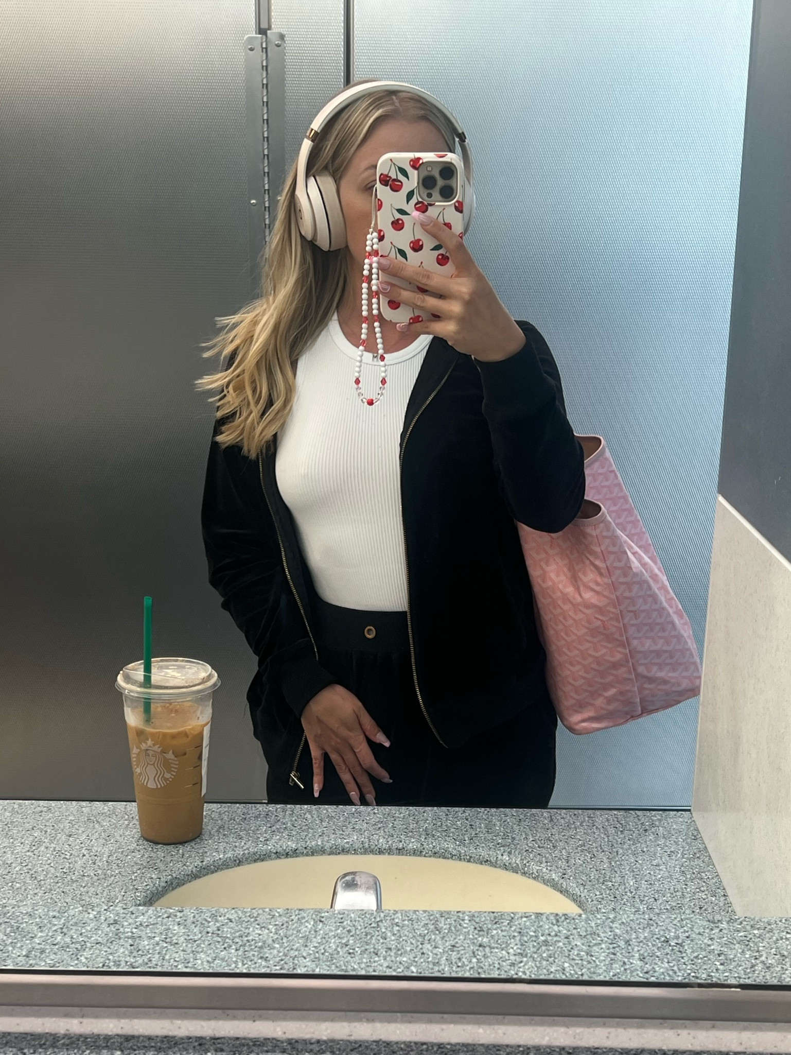 Airport fit … Starbucks not included 😇
.
Comfort | airport | travel

#LTKSeasonal #LTKStyleTip #LTKFindsUnder50