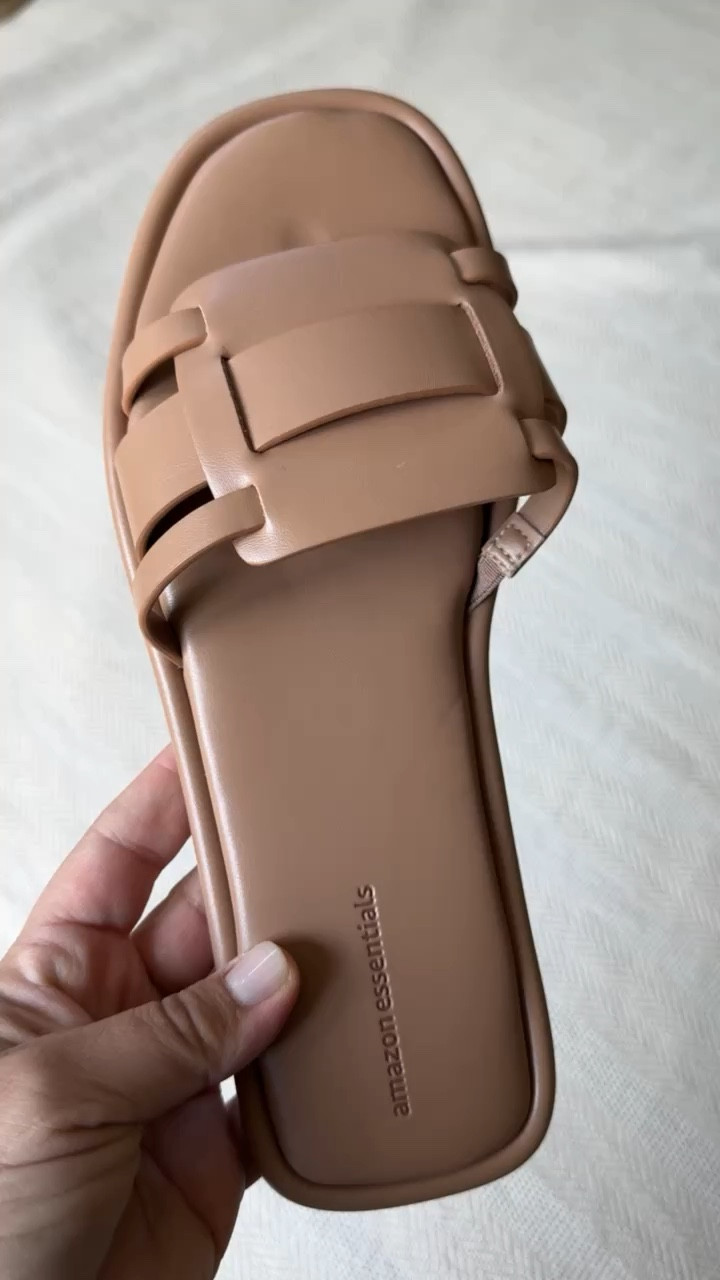 Perfect summer sandal! No need to size up! I usually wear 9-91/2