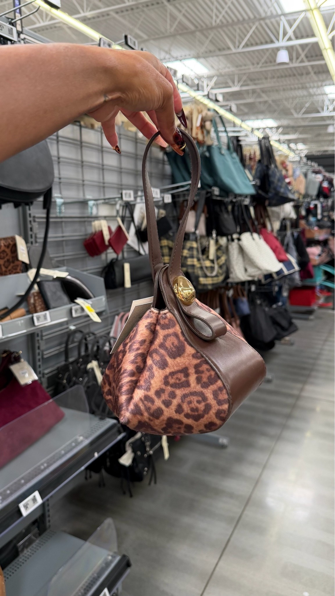 Under $20 statement handbag find!

#LTKootd