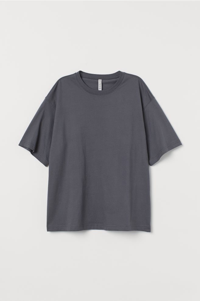 Weites T-Shirt aus weichem Baumwolljersey mit geripptem Halsausschnitt. | H&M (DE, AT, CH, NL, FI)