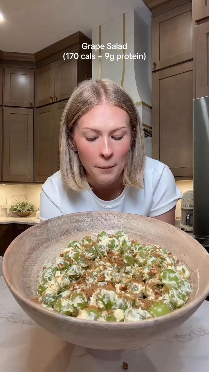 Grape Salad 🍇🍨 (175 cals + 9g protein) and it’s even better than Chicken Salad Chicks!! This recipe makes 4 (≈1.25 cup) servings: 
-1 scoop CSE Birthday Cake Protein Powder @cleansimpleeats 
-1/2 cup, Fage 0% plain Greek Yogurt
-1 tbsp, Jello Sugar Free Pudding
-4 tbsp, Zero Sugar Whipped Topping
≈600 gram, Green grapes
For the topping:
-2 tbsp(s), Sugar Replacement, Brown
-14 g, chopped Pecans
-2 tbsp(s), Granular Sugar Replacement
I’d keep this topping on the side and add per serving as you eat it! 
#grapes #salad #chickensaladchick #dessert #csepartner