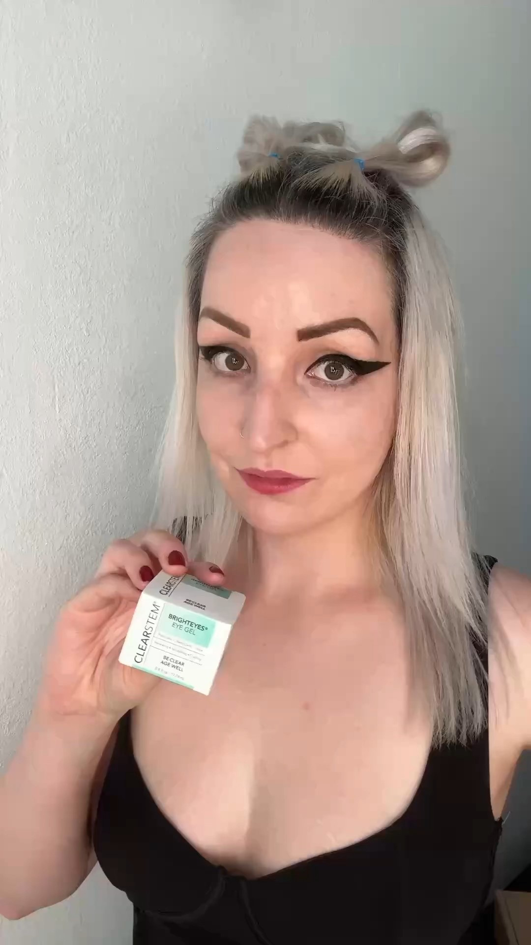 Tired under eyes? 👀 Here’s your quick fix! Brighteyes eye gel from @clearstemskincare ✨🩵 #clearstempartner #clearstemskincare 

This eye balm is made from clean ingredients + uses stem cells to boost + renew your under eyes🥰 
You’ll feel right away the cooling sensation, hydration and nourished skin. #brighteyes 

It can also double as a lip renewal balm☺️

➡️ Take 20% off your order with code: KRISTINFROMSEATTLE20 