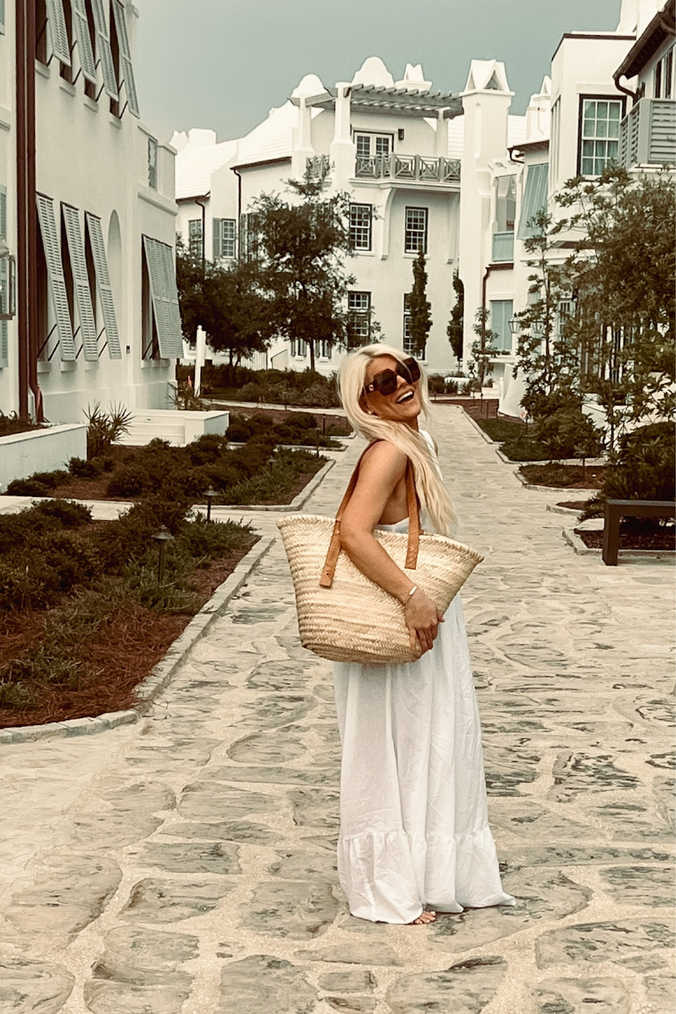 Ask me how many white maxi dresses I have? Actually don’t because then I’ll have to admit I have an issue. My theory on a white maxi is you CAN NEVER have too many! And this one— beyond fab! 