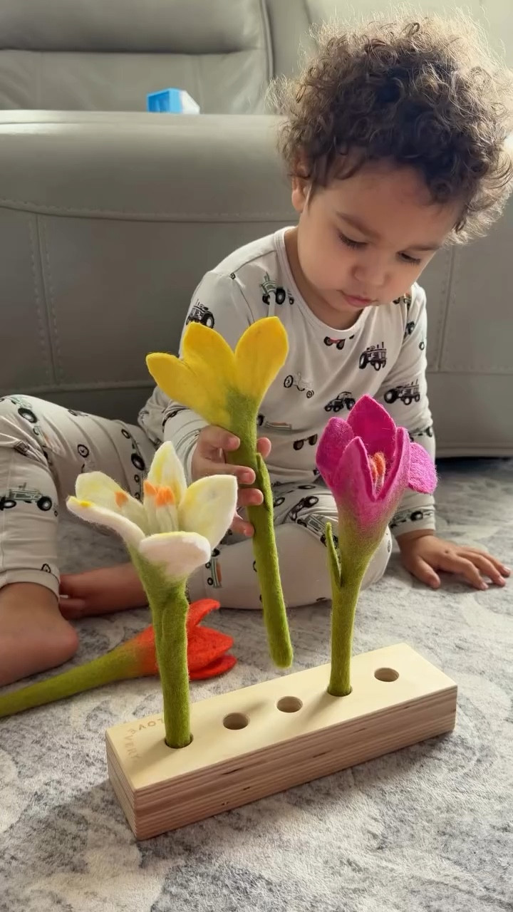 There’s something so sweet about watching your 2-year-old try to be a “big kid.” The Helper Play Kit from @Lovevery supports that independence in such an intentional way from pouring, sorting, creating, & problem solving. He feels so proud… and I love seeing that confidence grow!

#Lovevery #LoveveryGift