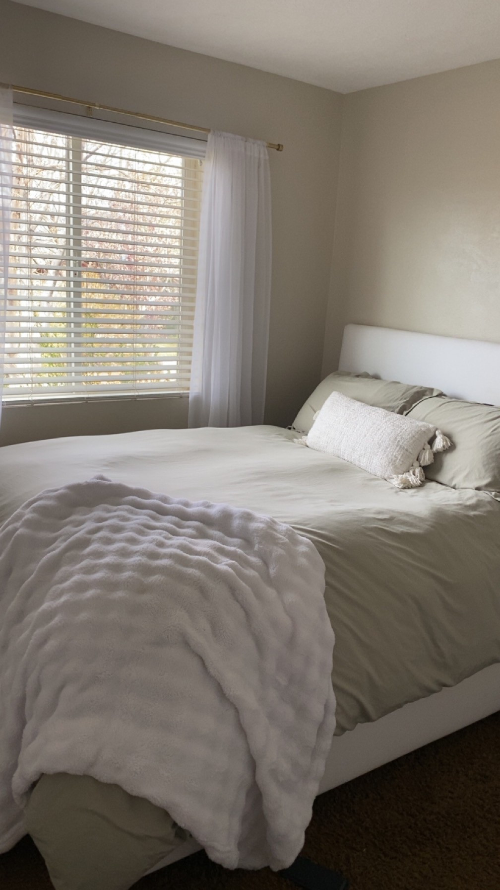 Spring Aesthetic Room Inspo!

#sagegreen #bed #room #inspo #aesthetic #sunny #pillows #duvet #decor #bedroom #spring #white 

#LTKHome #LTKFindsUnder100