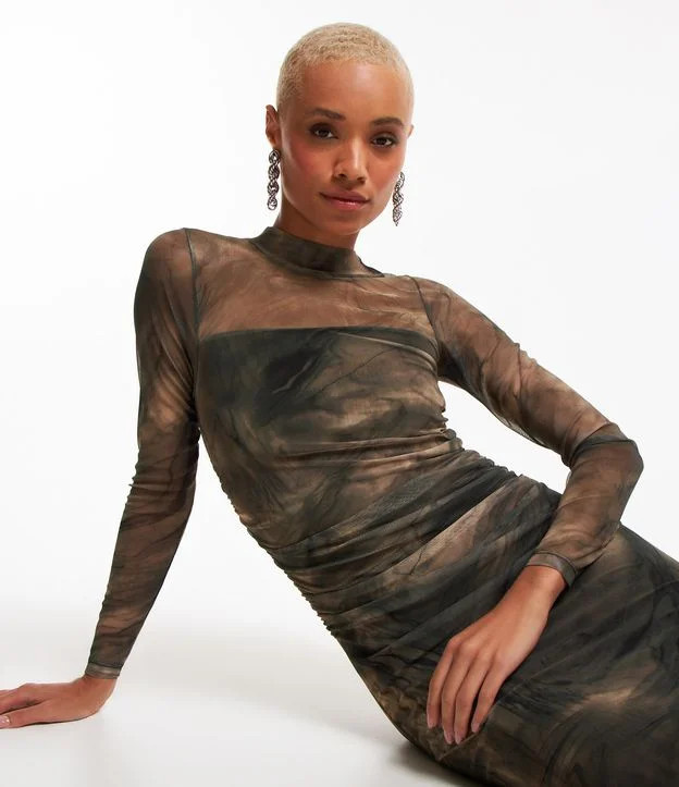 Vestido New Midi em Tule com Estampa Abstrata e Franzidos Laterais Marrom | Renner (BR)