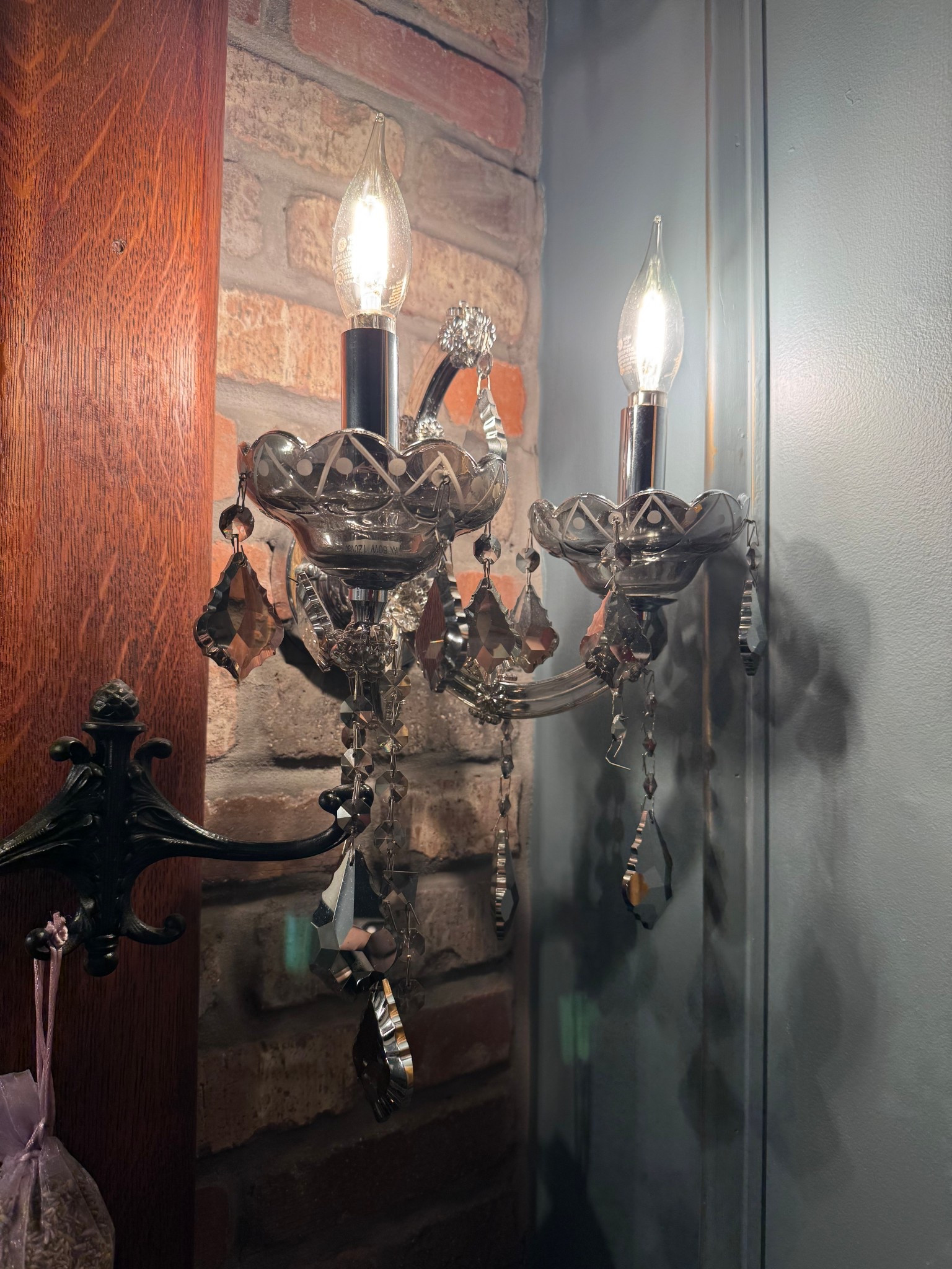 Adding dramatic lighting is one of our favourite ways to add detail to a space! And what better than a dark moody chandelier sconce to do the trick! Linked we have inspired products! 

#CallSignDesign #Vintage #Luxury #InteriorDesign #InteriorDecorating #Elegance #Chandelier #OldWorldCharm #DesignStyle #CastleCore #OldWorldCharm  #SimpleSwaps