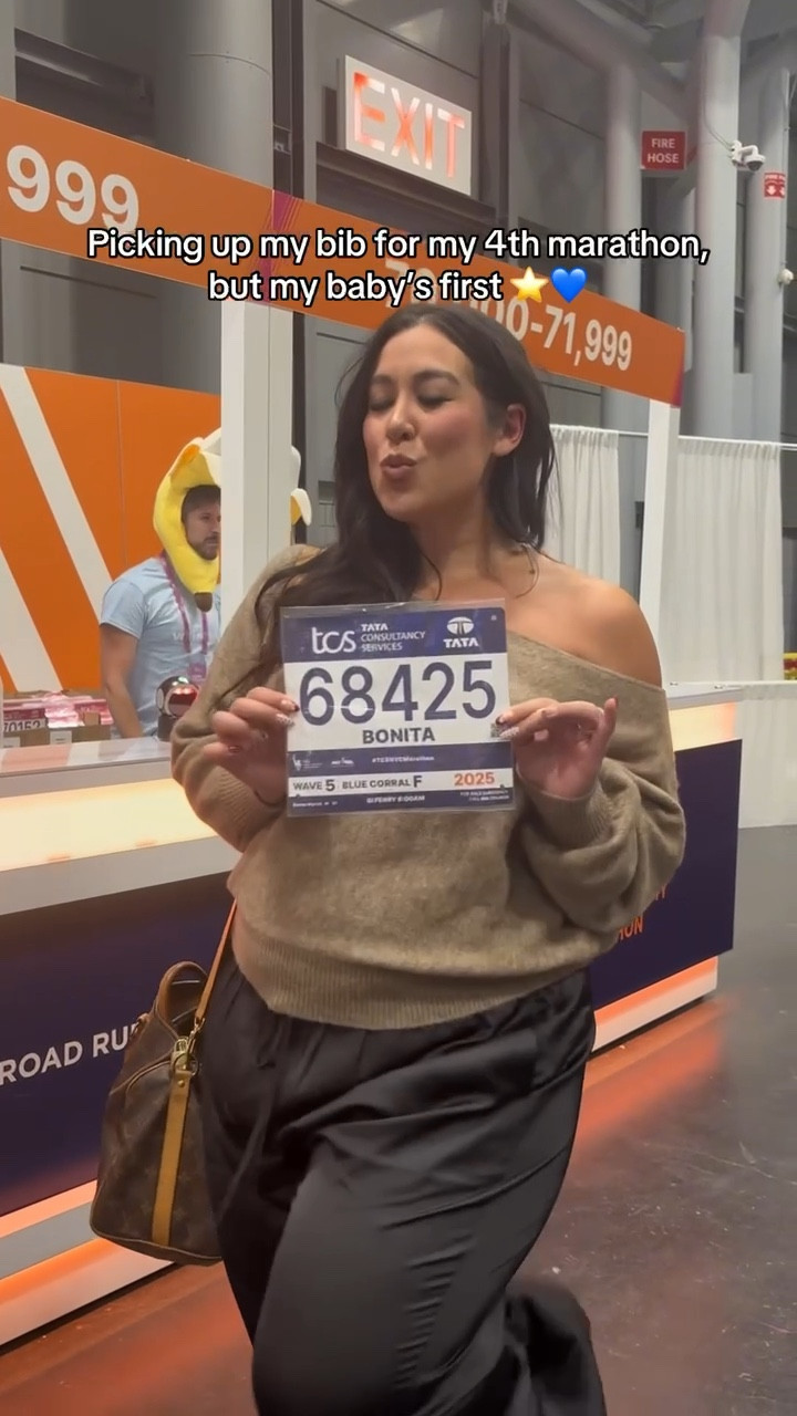 Picking up my bib for my 4th marathon, but my baby’s first 🫶🏼
-
-
-
Casual fall outfit, midsize outfit, midsize fashion