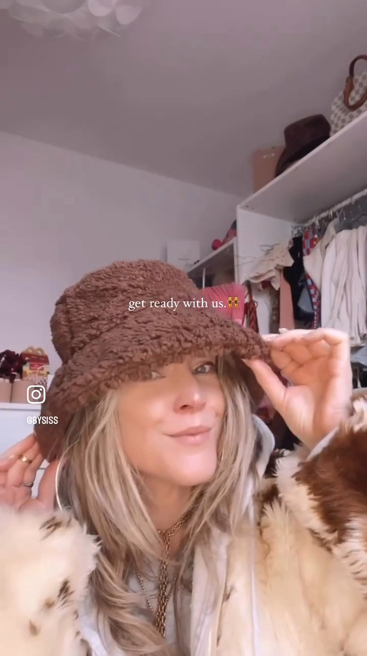 Outfits of the day 💕💕 xoxo 
.
Winterstyle, streetstyle, faux fur, cow print, cowboy style, fringes, brown coat, boohoo  

#LTKSeasonal #LTKU #LTKStyleTip