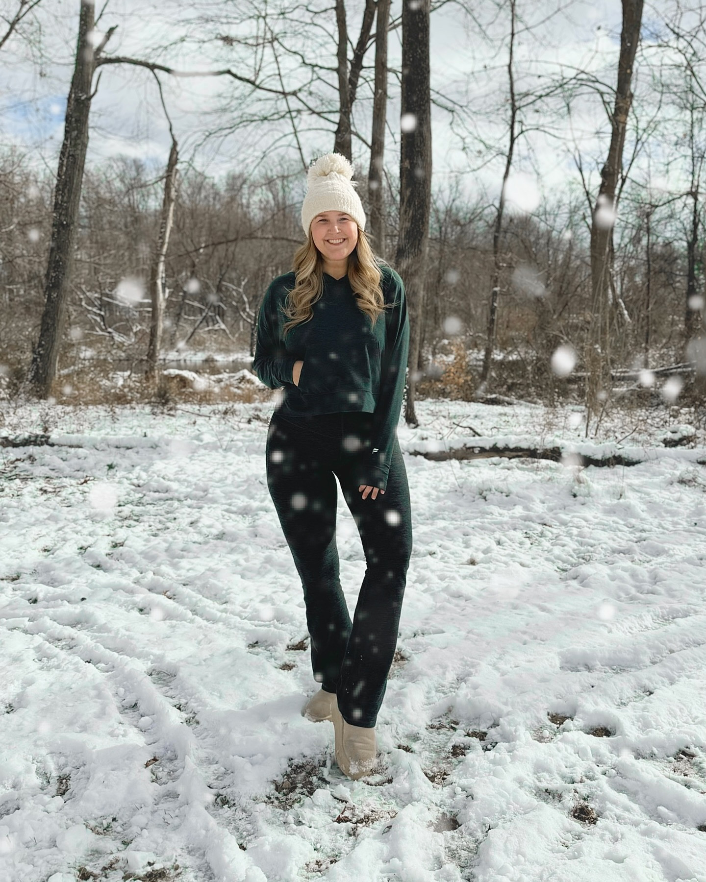 Winter wonderland of snow ❄️ in my @fabletics December set! Yet another Jersey cloud #fabletics