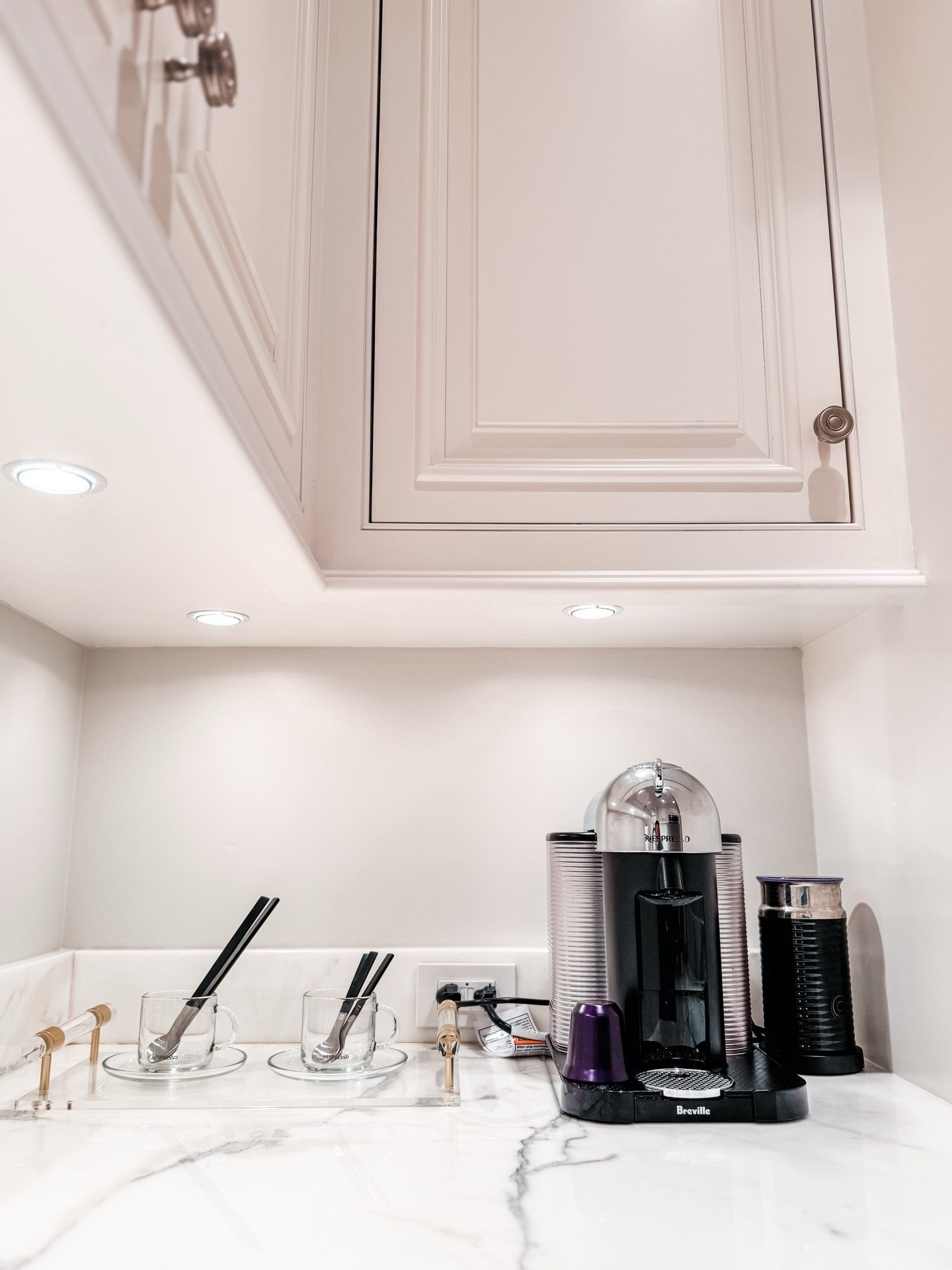 It’s time to welcome guests for the next few weeks, whether we are ready or not. A few ideas to get your guest “quarters” ready that don’t cost a thing:

✨Grab a few hangers and clear some space in the closet.
✨Pull together some of the leftover travel toiletries you’ve snagged from hotels and add them to a convenient location for your guests.
✨Just in case you have early risers hanging around, make sure the @nespresso is ready to rock and roll this week. Maybe then, you can get a little extra shut eye.

Merry, merry friends!!