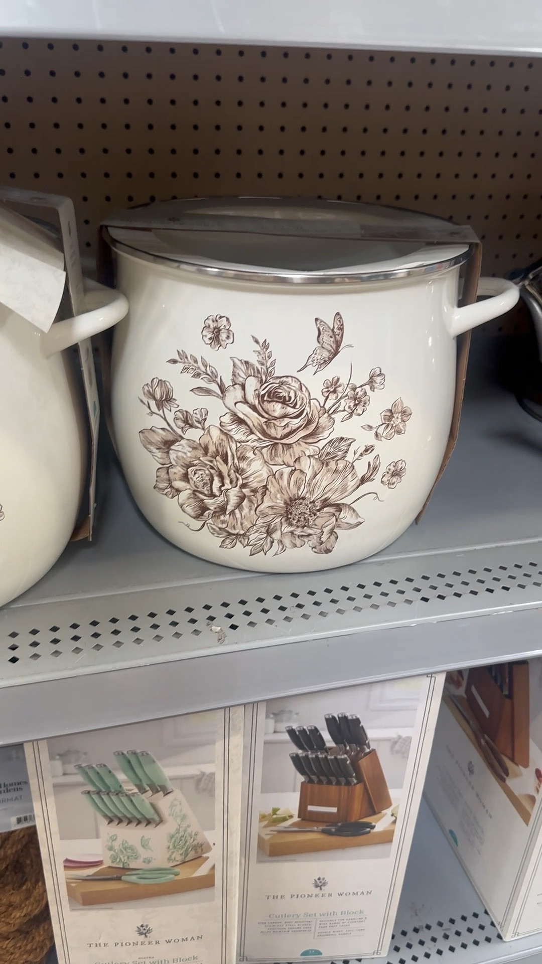 I love this brown floral pattern soup pot from the Pioneer Woman collection. 

It’s perfect for the upcoming soup season! 

It would also make a really nice gift for your friends or family that like to cook.



#LTKFindsUnder50 #LTKHome #LTKGiftGuide