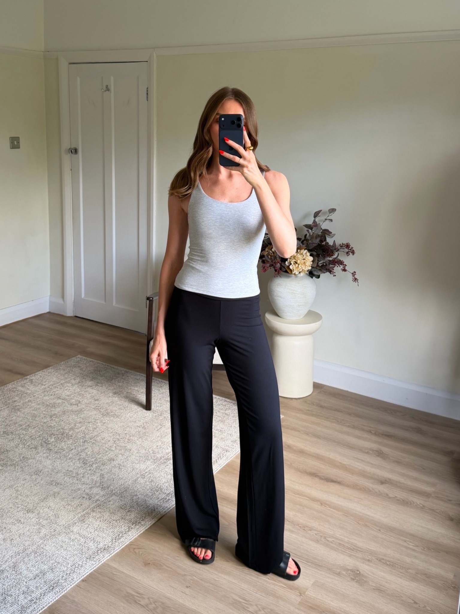 Wearing the 8 in the LOVALL light grey mark everyday tank
Comes with a built in bra
And an 8 tall in the wide leg trousers
I’m 5ft 6
