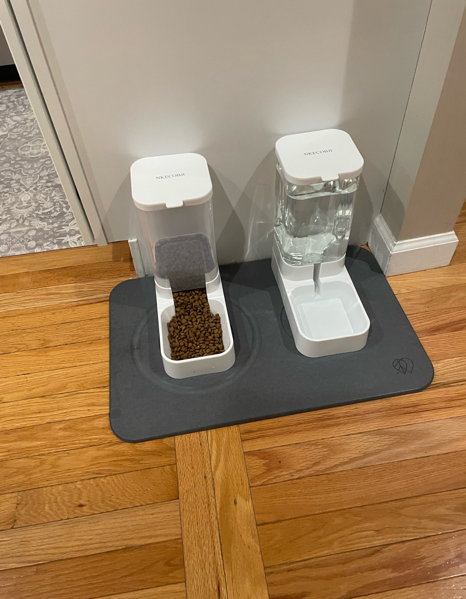 Pet food dispensers / stone drying mat 