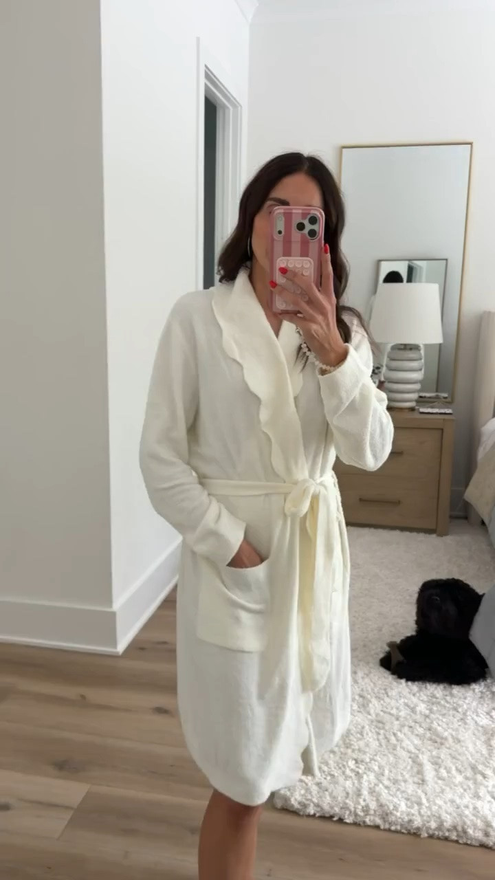 Barefoot Dreams robe on sale 35% off, size S/M.

#LTKSaleAlert #LTKOver40