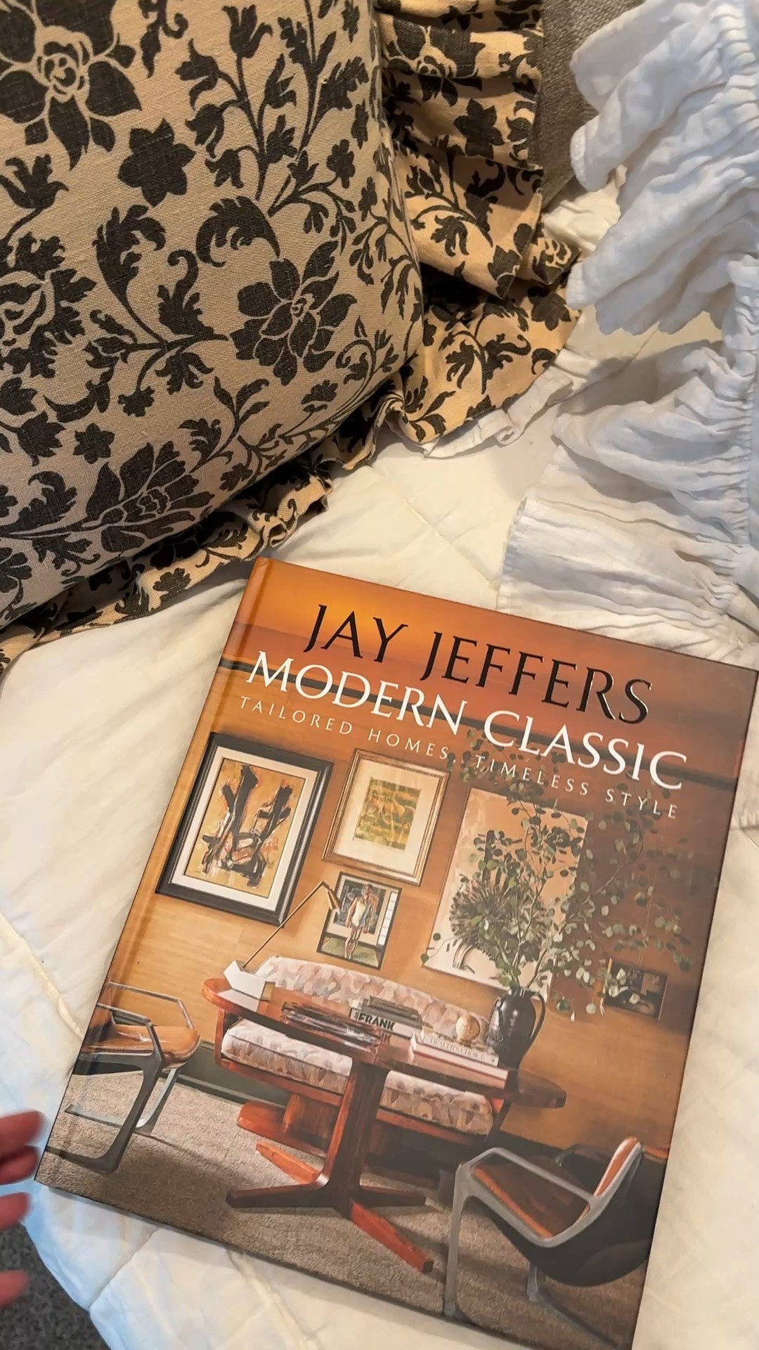 My love of coffee table books/ home design and beautiful things

I was lucky to get a early copy..
This jay jeffers 
Modern Classic 

Pre order your today

#LTKHome #LTKOver40