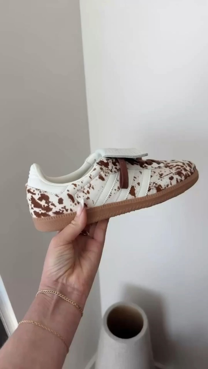 Adidas 
Sneakers 
Animal print