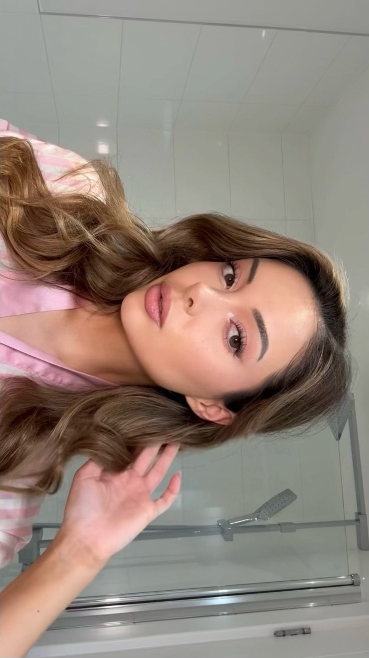 Contour Routine 🫶🏼 I’m using the lightest shade “travertine” and my robe is old Victoria’s Secret - I’ve tagged similar! 

#victoriabeckham #vsfashionshow #victoriassecretfashionshow #backstage #fragrance #lingerie #nightwear #luxurynightwear #victoriabeckhambeauty #luxurybeauty #beauty #skincare #makeup #victoriassecret #victoriassecretuk #robe #satinrobe #womenswear #womensfashion #autumn #autumnoutfits 

#LTKautumn #LTKdatenight #LTKbeauty