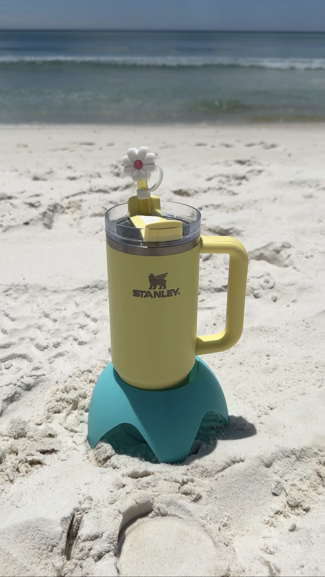 The little beach gadget I didn’t know I needed 🌊☀️
No more spilled drinks or sandy cups 😭

#beachessentials #beachfinds #summerfavorites #beachtrip