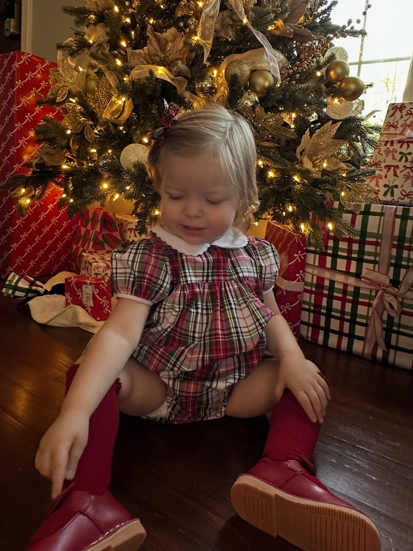 Addison’s #ootd • Shopping til we drop (which isn’t very long nowadays) at @kkgivingtree and prepping for a visit from the jolly man. 🎅 

Wearing @thebeaufortbonnetcompany @littlestockingco @lamourshoes and a Mimsy bow 🎄