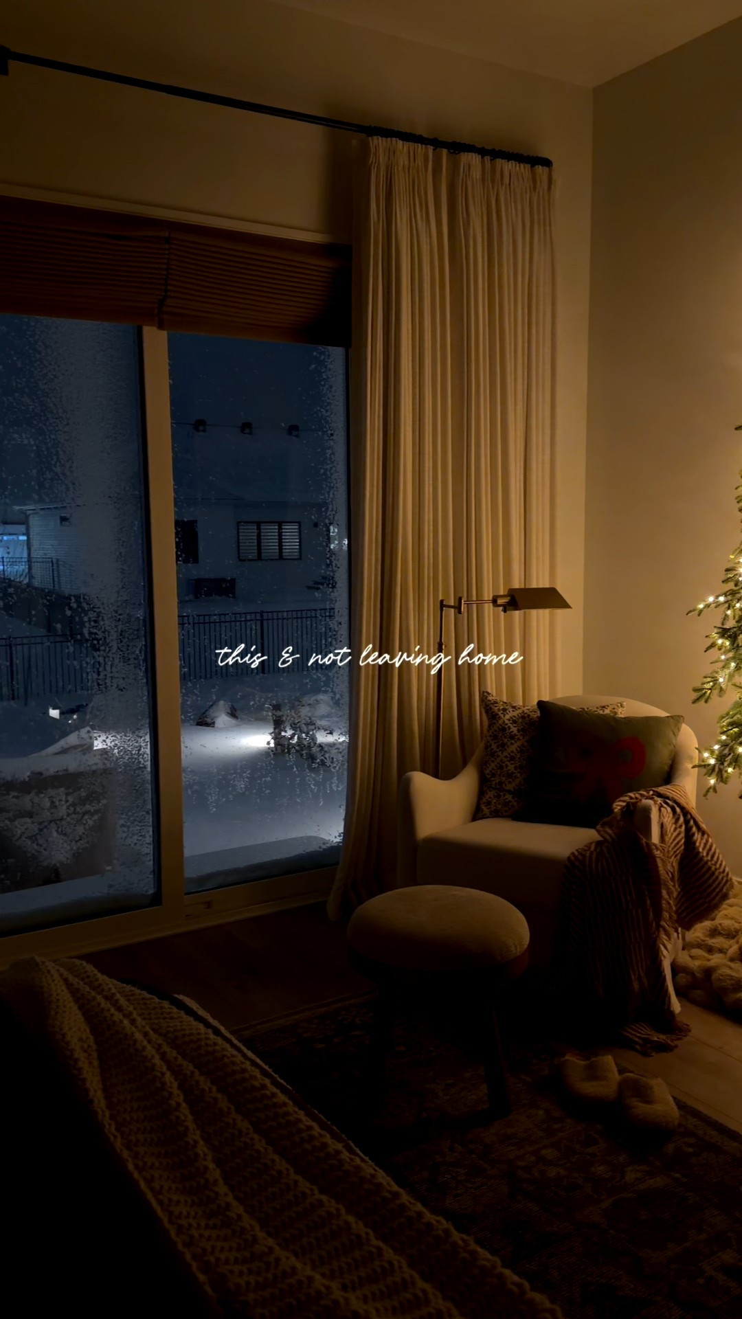 That snowed in feeling 🥰 it makes me never want to leave!

Shop our holiday bedroom. 

#christmasdecor #christmasmood #christmasmantel #bedroom #holidaybedroom

#LTKHome #LTKHoliday #LTKSaleAlert