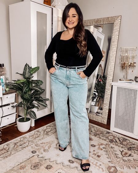 The perfect date night outfit with 90s straight leg jeans and an asymmetrical bodysuit paired with dainty gold jewelry! 

Black bodysuit
Curvy jeans
Abercrombie jeans


#LTKcurves #LTKSale