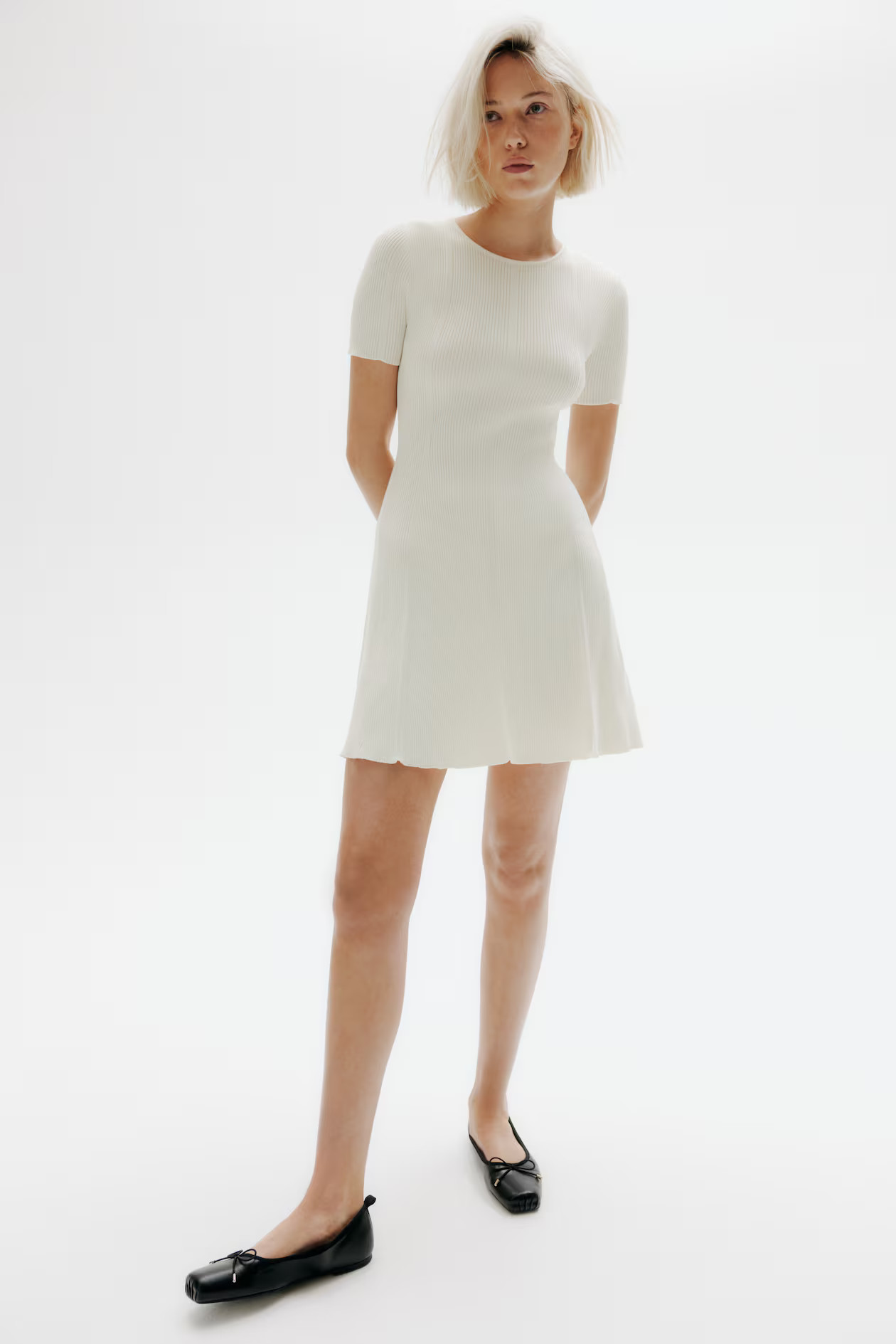 VESTIDO EM MALHA CANELADA COM SAIA EVASÊ | H&M (FR, IT, ES, PT, BE)