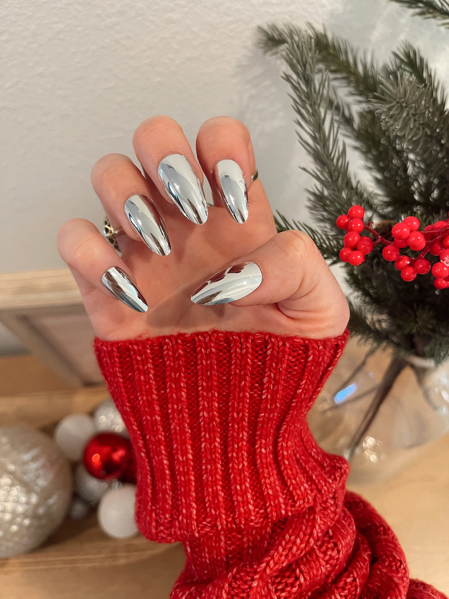$9 Trendy silver nails!! Press on nails are a mom pro tip- affordable, easy and no sitting at the salon 🙌🏼 

**add a clear coat on top after applying to make the chrome more resistant to scratches and losing its shine**


Metallic nails, diy nails, amazon must haves#LTKHoliday 

#LTKGiftGuide #LTKbeauty