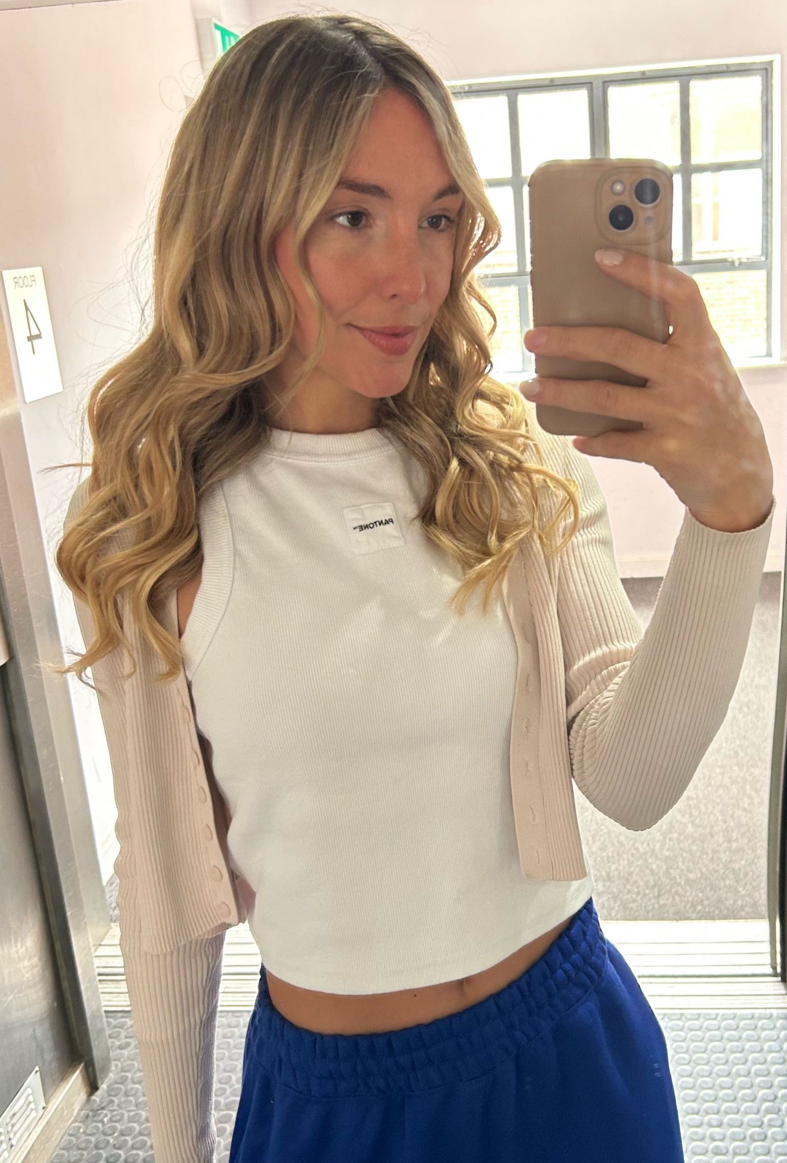 Mermaid waves that hold! Spray the hairspray before and after each curl and hold off brushing for as long as possible 💗