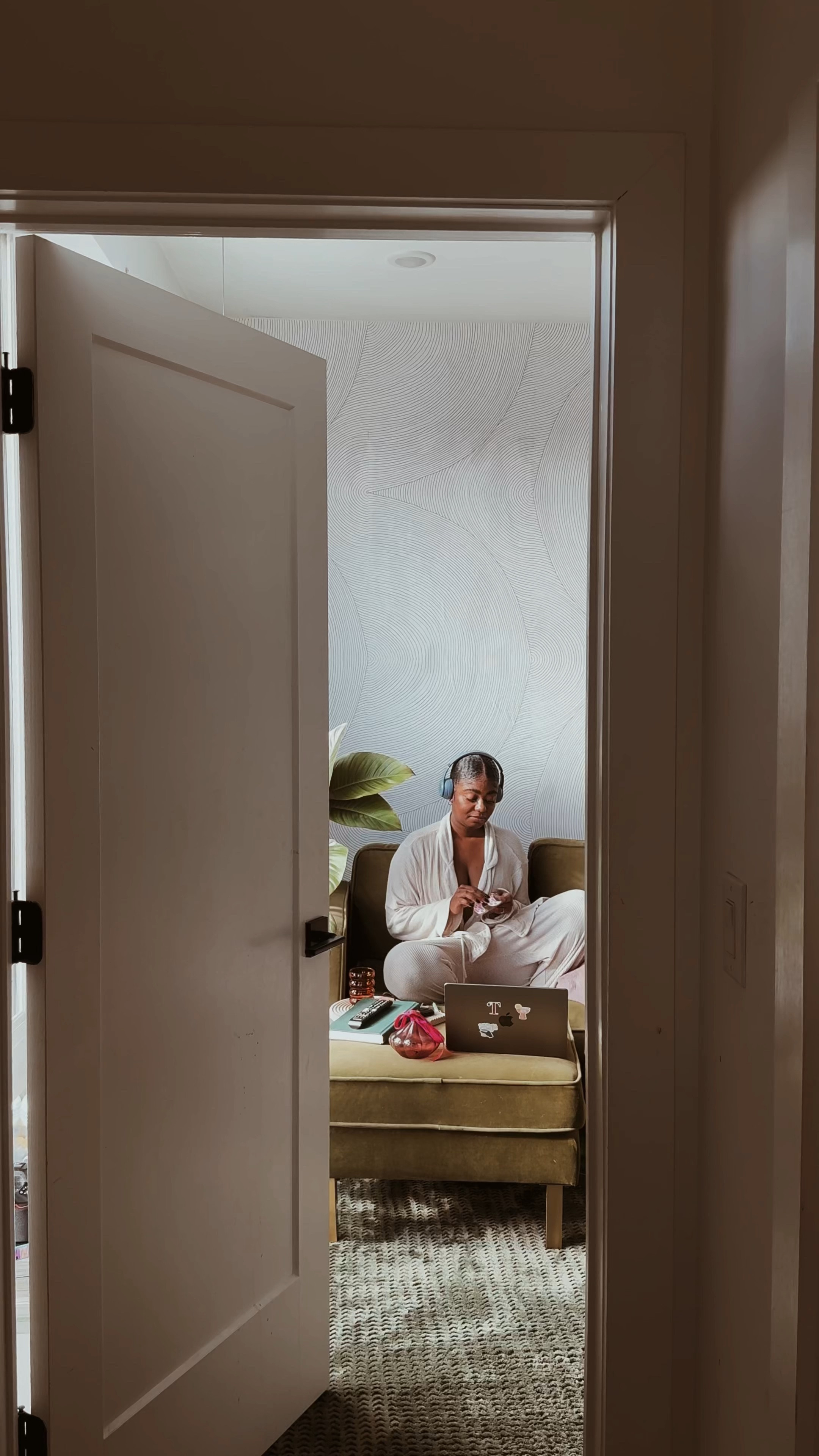 a photographer at home 02 

#LTKHome #LTKWatchNow #LTKU