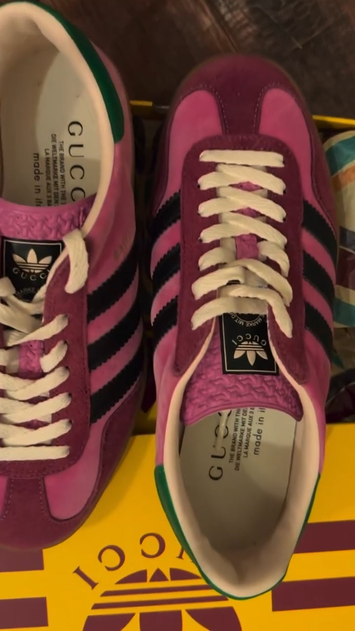 💗Pink Gucci x Adidas Gazelle 💗

👉 Fits approx Men’s 7.5
👉 Women’s 8.5

The ultimate statement sneaker — bold pink with that iconic Gucci x Adidas collab energy. Rare. Head-turning. Collector-worthy.

Serious buyers only $$$
DM to claim.

#guccixadidas #adidasgazelle #luxurysneakers #designerkicks #pinkgazelle