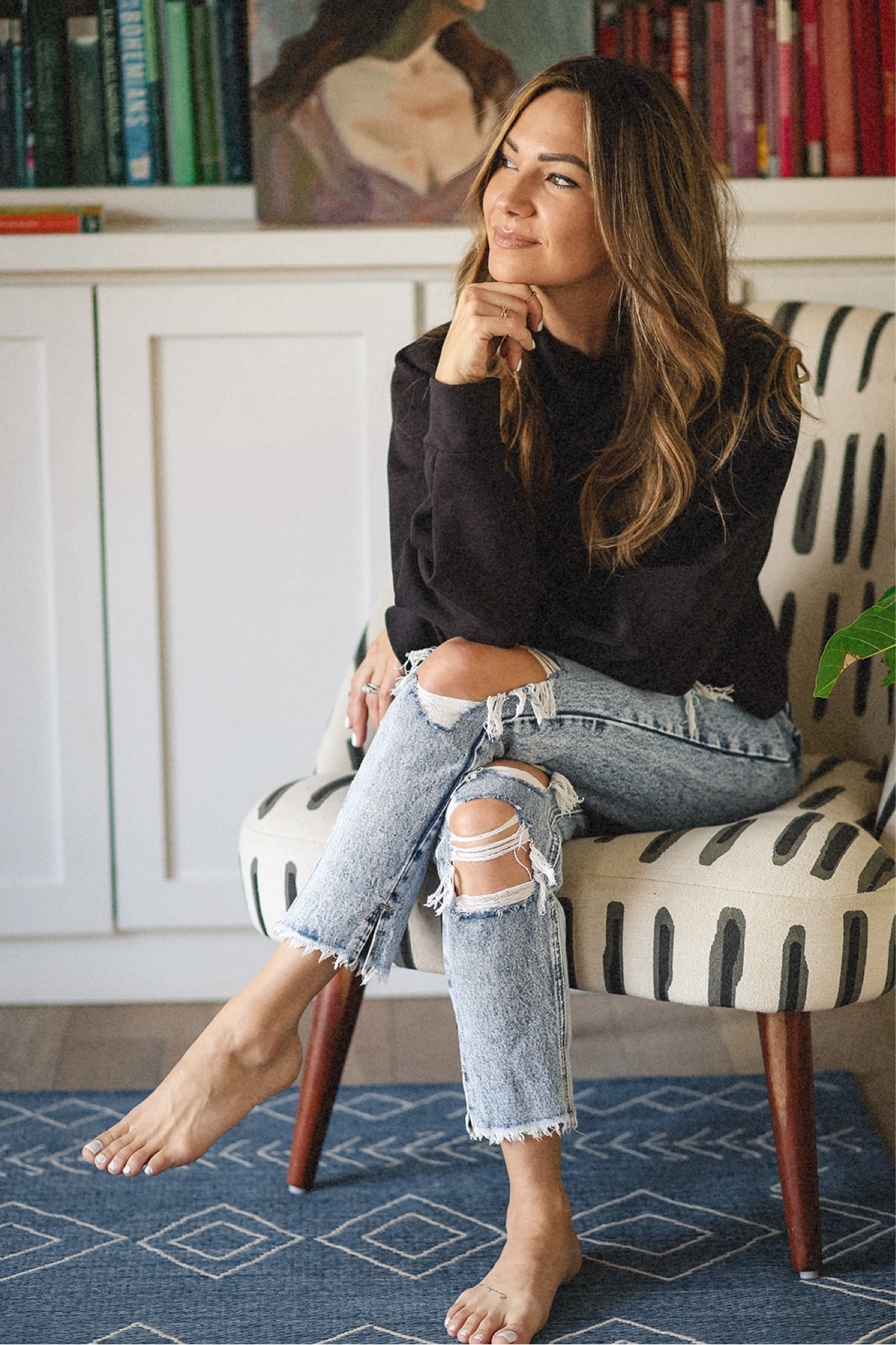 The top? Amazing. Alala has some of my favorite go-to staples. They blend activewear and chic daily wear. The jeans are Kancan but they are sold out of the exact ones, but I’ve linked two that are VERY similar. 👏🏽 