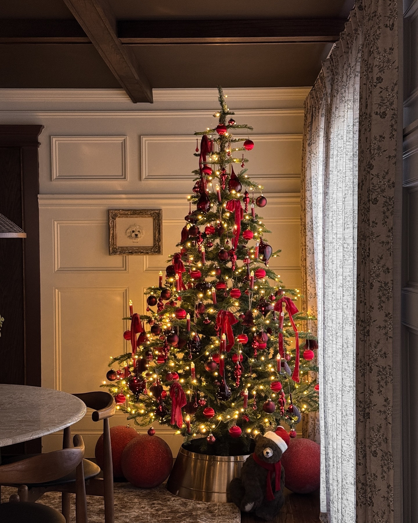 The red tree ♥️😍 

My favorite tree from @nearlynatural 🌲 The shape is so good that I have multiple in all different sizes! It has such a realistic shape while allowing the ornaments space to shine. I usually use extra large bulbs but this time I wanted to switch things up with tiny ornaments and red candles—the effect is so charming. 🥹🫶🏼

#christmastree #holidaydecorating #vintagechristmas