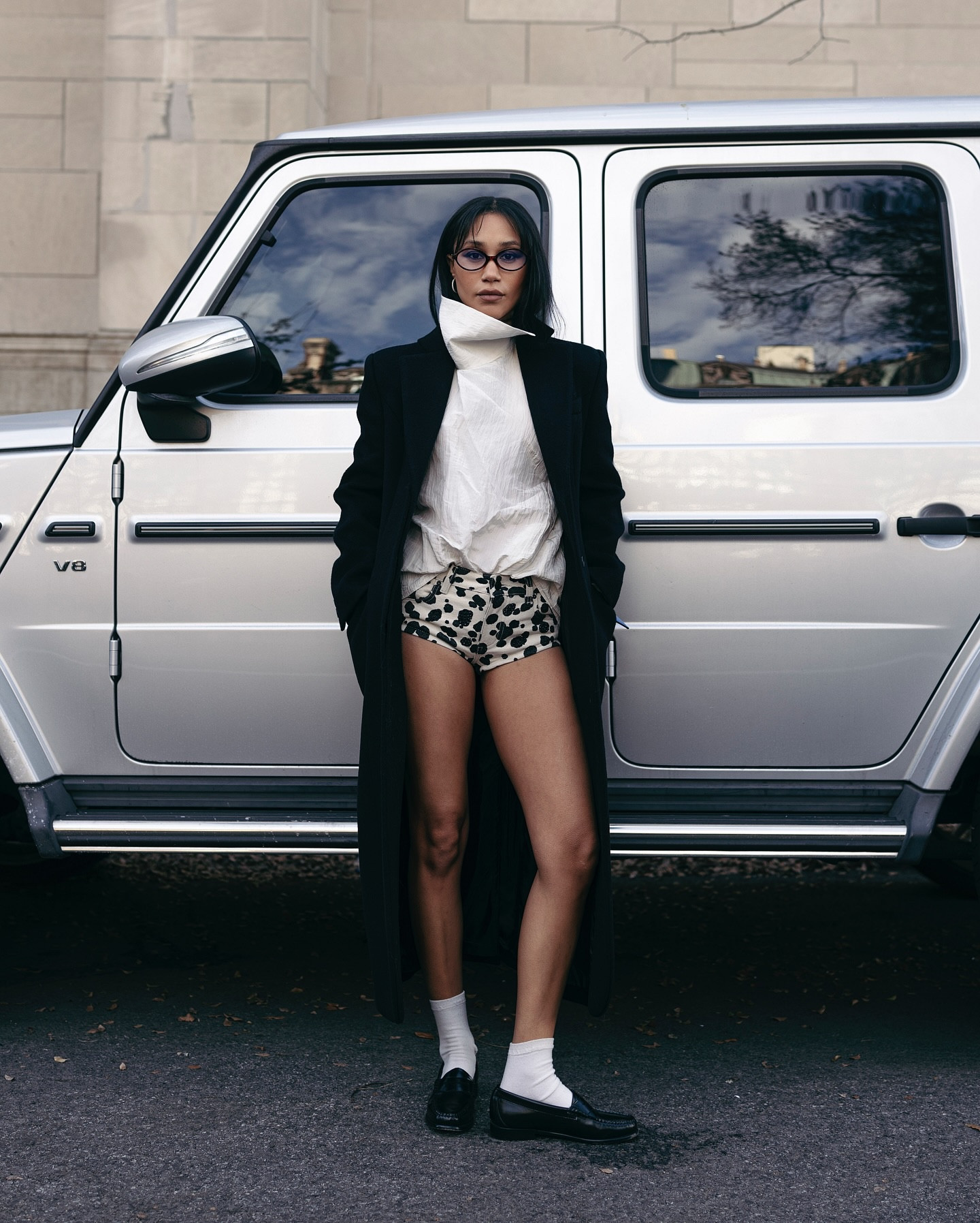 Trenchcoat buttoned to the TOP and some ballerina ass slippers. 🎻🩰