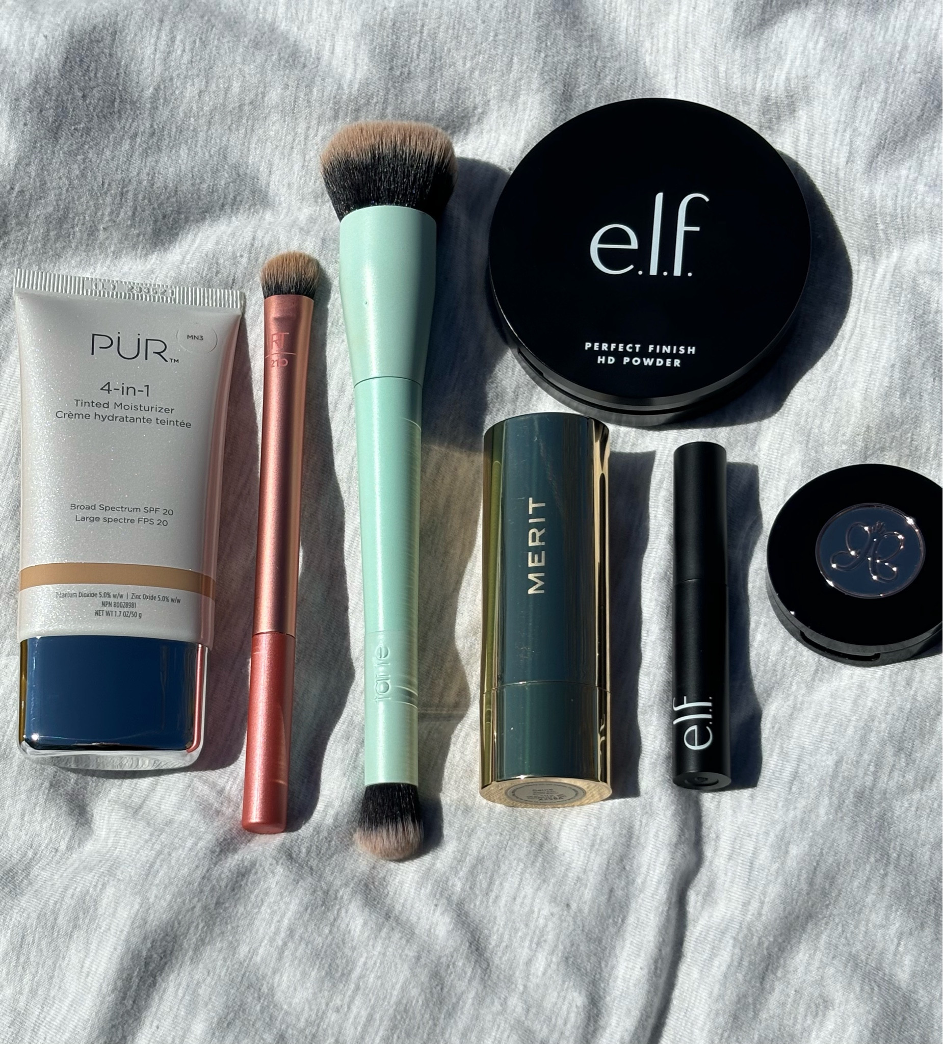 My everyday makeup essentials !!! 