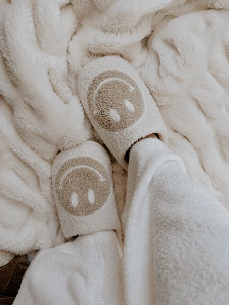 Neutral smiley face slippers // would make a perfect gift for any woman in your life 🎁

Cozy slippers, cozy loungewear, smiley slippers, gift ideas 

#LTKGiftGuide