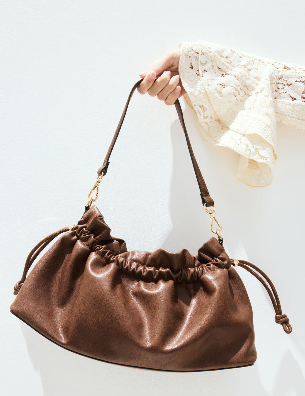 ✨On Sale: H&M Faux Leather Brown Shoulder Bag $33.75✨

Shoulder bag in coated fabric. Detachable handle with carabiner hooks and a drawstring opening with concealed magnetic fastener. Lined. 

 

#LTKSeasonal #LTKItBag #LTKSaleAlert