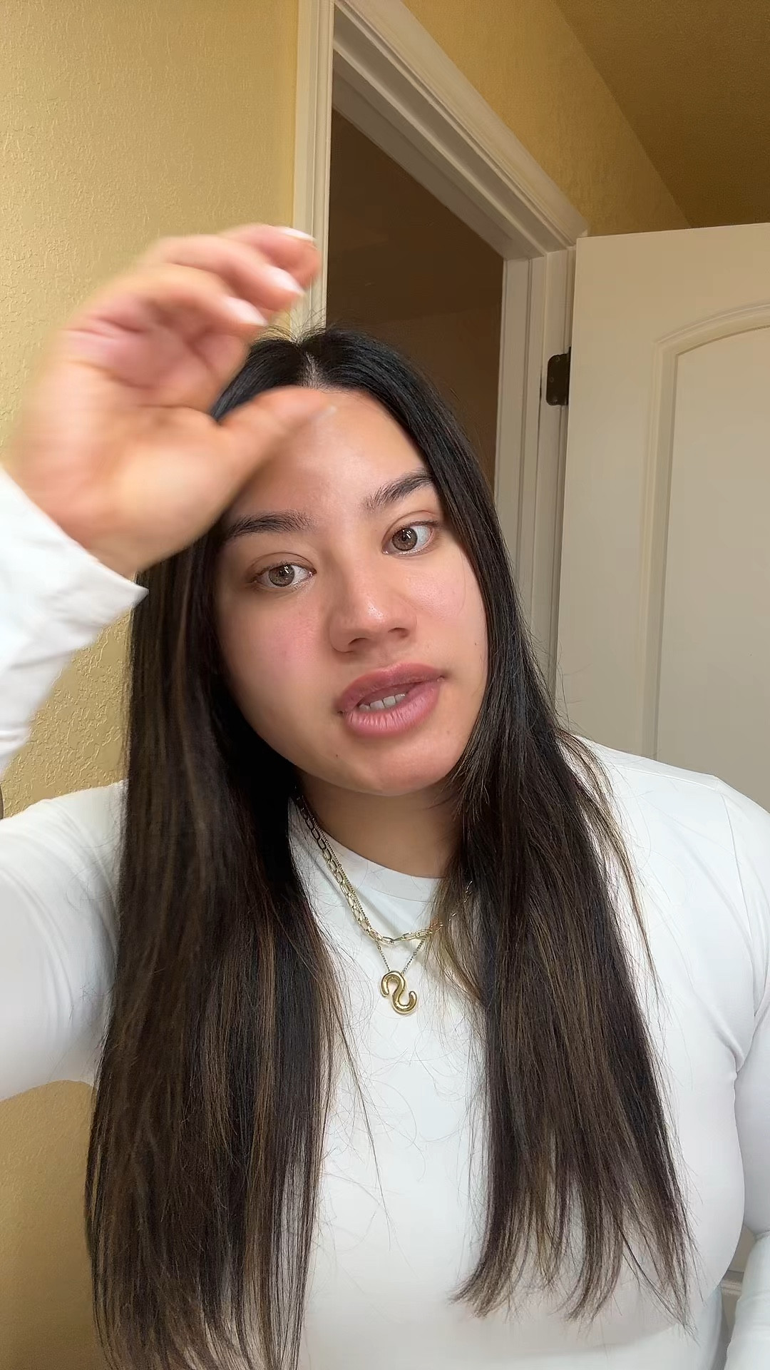 My under eyes have been needing a little extra help 😅
This 4-in-1 serum targets dark circles, puffiness, and fine lines, and the retinol-like plant technology helps smooth and lift while still feeling really gentle. 🤌

It takes me like 10 seconds and layers so well under makeup… which we love 🤍

#clarinspartner #clarinstotaleyelift #skincare #skincareroutinetips 

#LTKmorningroutine #LTKselfcare #LTKgrwm