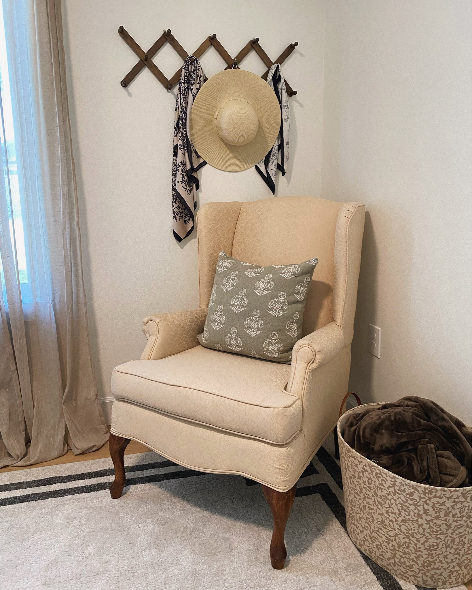 Accent chair styling 

Cottage core
Cottagecore
Country home design
Vintage furniture
Reading nook

#LTKHome