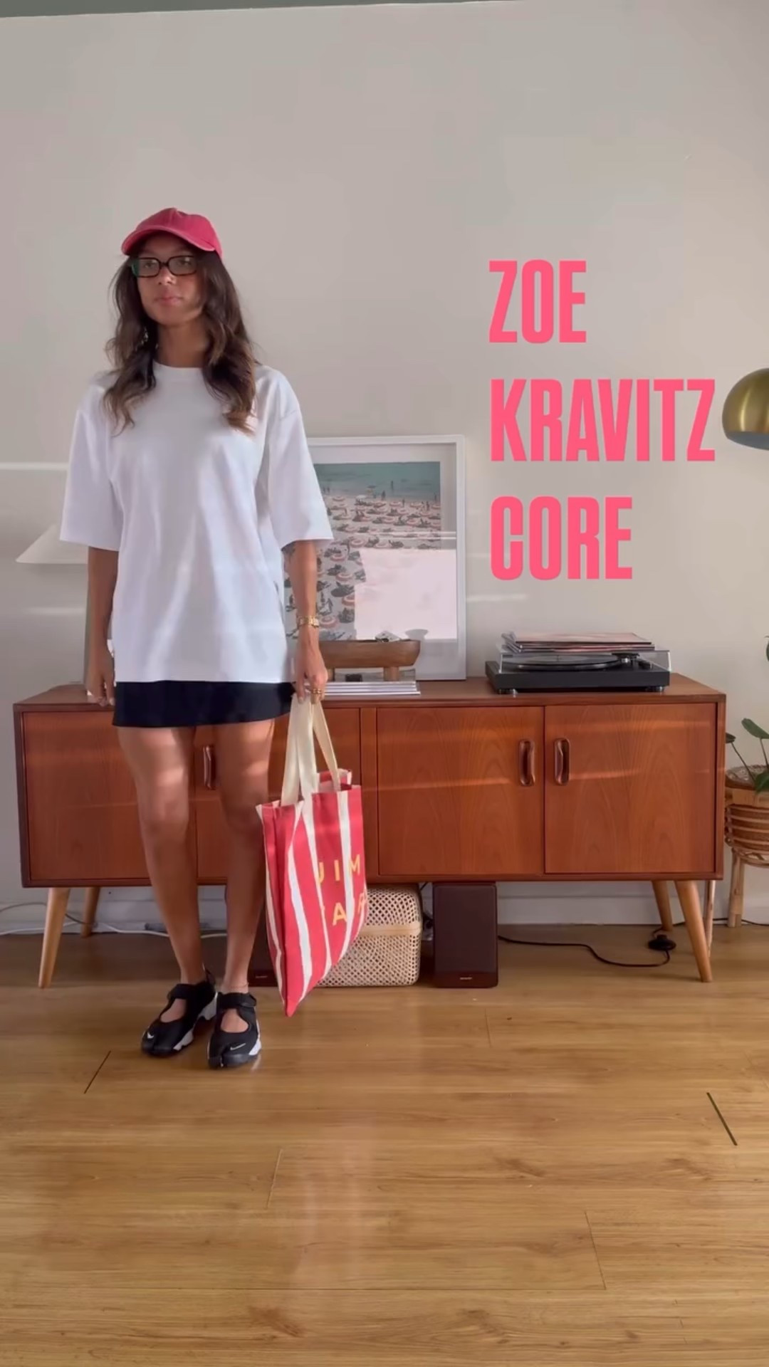 very simple, always cool. 

Zoe Kravitz always looks unreal which is why she’s a staple on my Pinterest board 📌 

everything linked on @ltk.europe 

#zoekravitz #outfitinspiration #summerstyling #simplestyling
