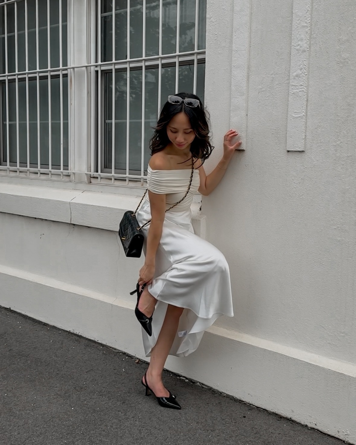 The top that caused ALL the drama IYKYK 👀 to be fair it is super cute 🤍
.
.
.
.
.
.
#satinskirt #assymetric #kookai #silkskirt #petitefashion #petitefashionblogger #ausfashion #melbournefashionblogger #minimalfashionstyle #capsulewardrobeblogger